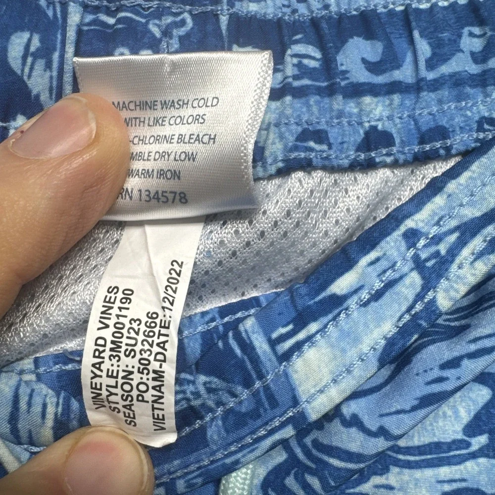 Vineyard Vines Men's Blue Swim Trunks Large Island Print Drawstring Mesh Lined‎